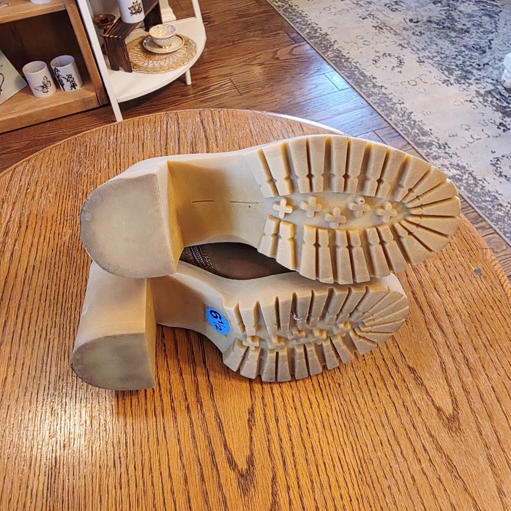 Dolce Vita Platform Tan Ankle Boots - Picture 7 of 7